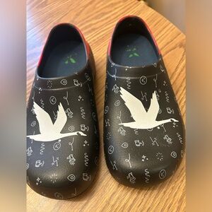 Elegant Black Graphic Women's Clogs